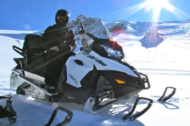 Sneeuwscooter in Golden in de Kicking Horse Canyon